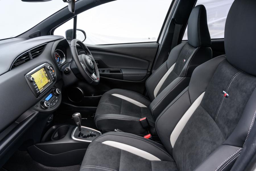 Интерьер Toyota Yaris Hybrid GR Sport 2019 года  (UK) (фото 39 из 40)